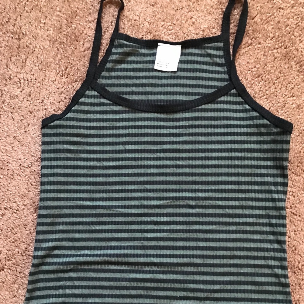Black and green sleeveless crop top